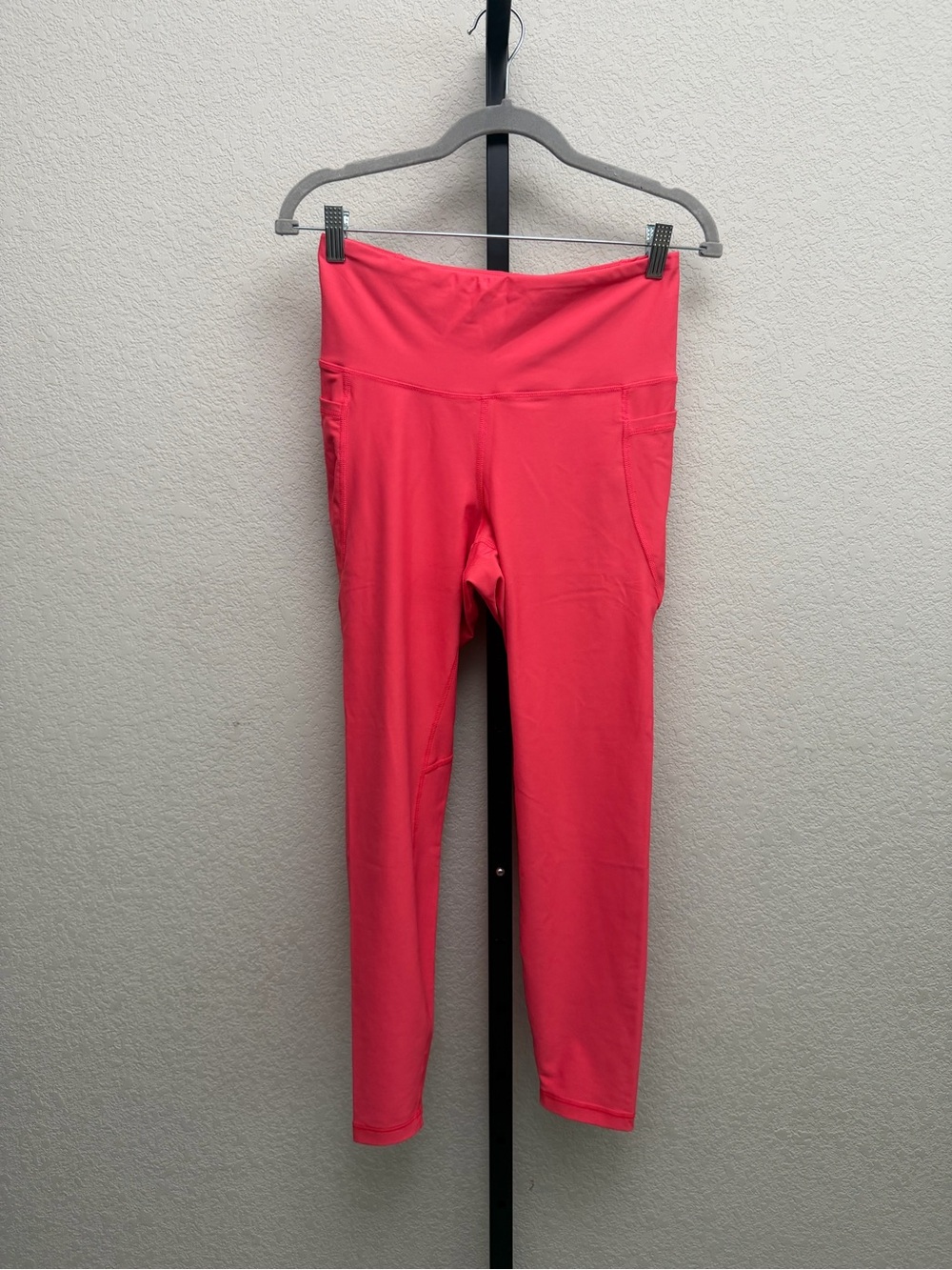 Old Navy Women’s Hot Pink High-Waist Active Leggings